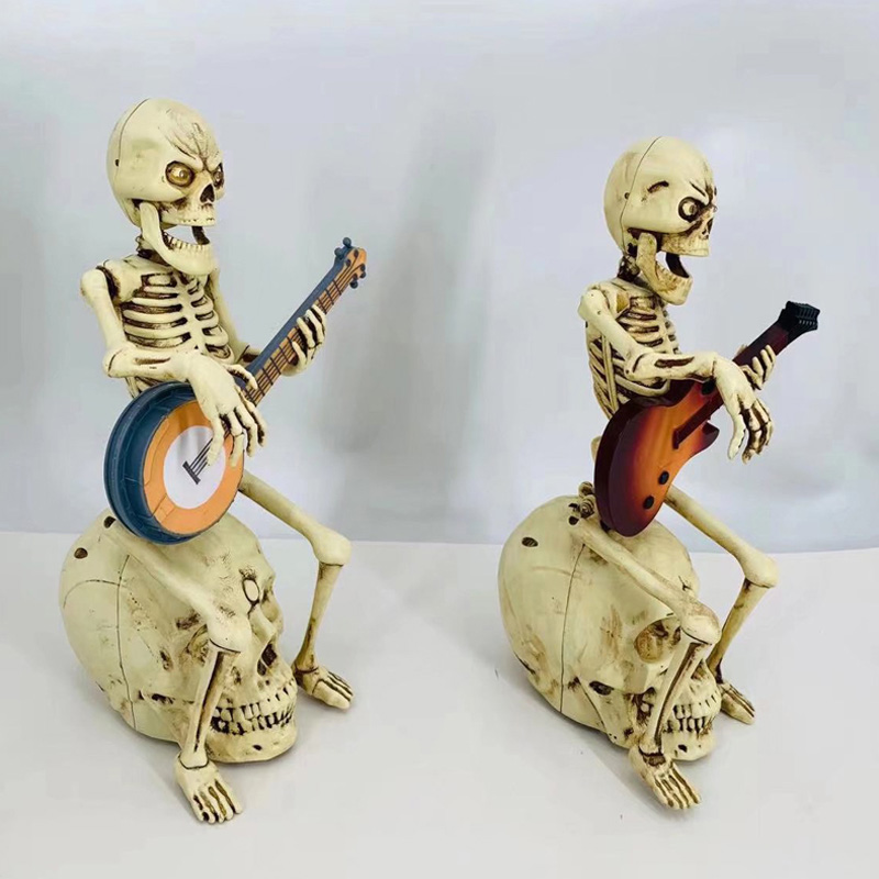 Rock & Roll Sit Skeleton กำลังเล่นตุ๊กตากีตาร์ไฟฟ้า